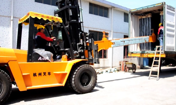 杭州叉車(chē)|玻璃行業(yè)，叉車(chē)串桿屬具卸貨實(shí)拍案例