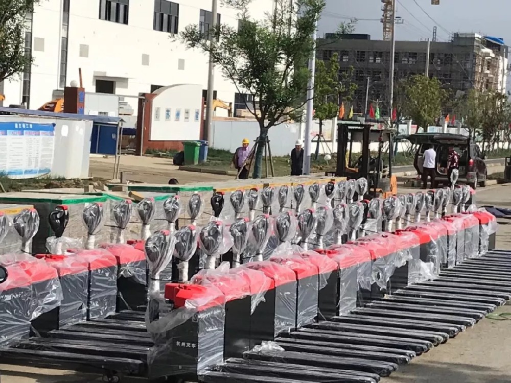 大氣登場！杭叉電動搬運車大批量交付江蘇某新能源企業(yè)