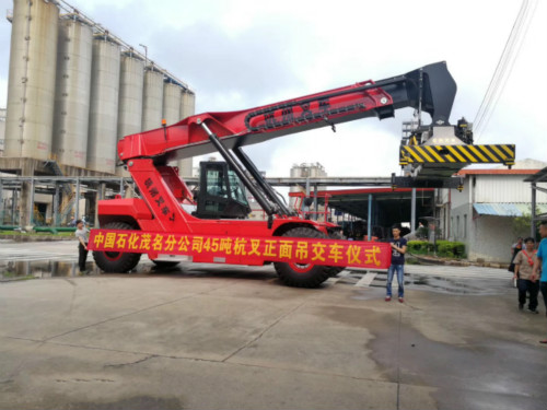 港口搬運(yùn)“神器”來(lái)襲：杭叉45噸正面吊交付茂名中石化