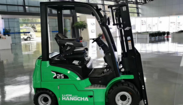 電動(dòng)叉車買鋰電的還是鉛酸的？當(dāng)然是鋰電的！