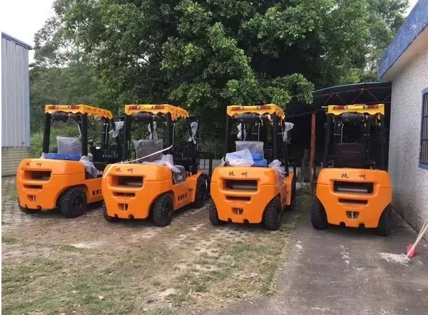 【叉車操作小知識(shí)】?jī)?nèi)燃叉車要怎么換擋？
