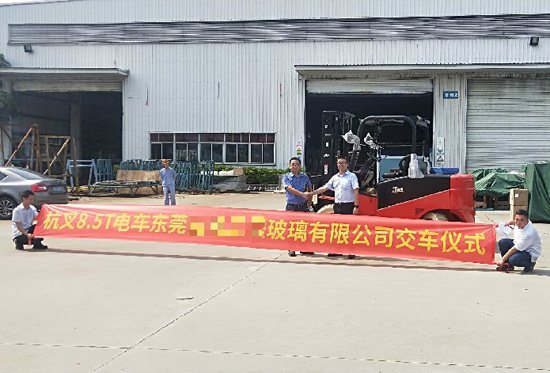 叉車搬運(yùn)玻璃？要輕拿輕放！